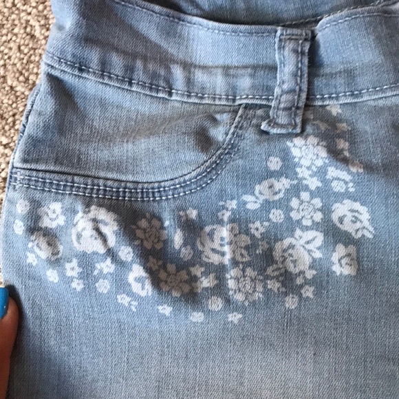 blue denim flower patterned knee length shorts - Picture 2 of 5